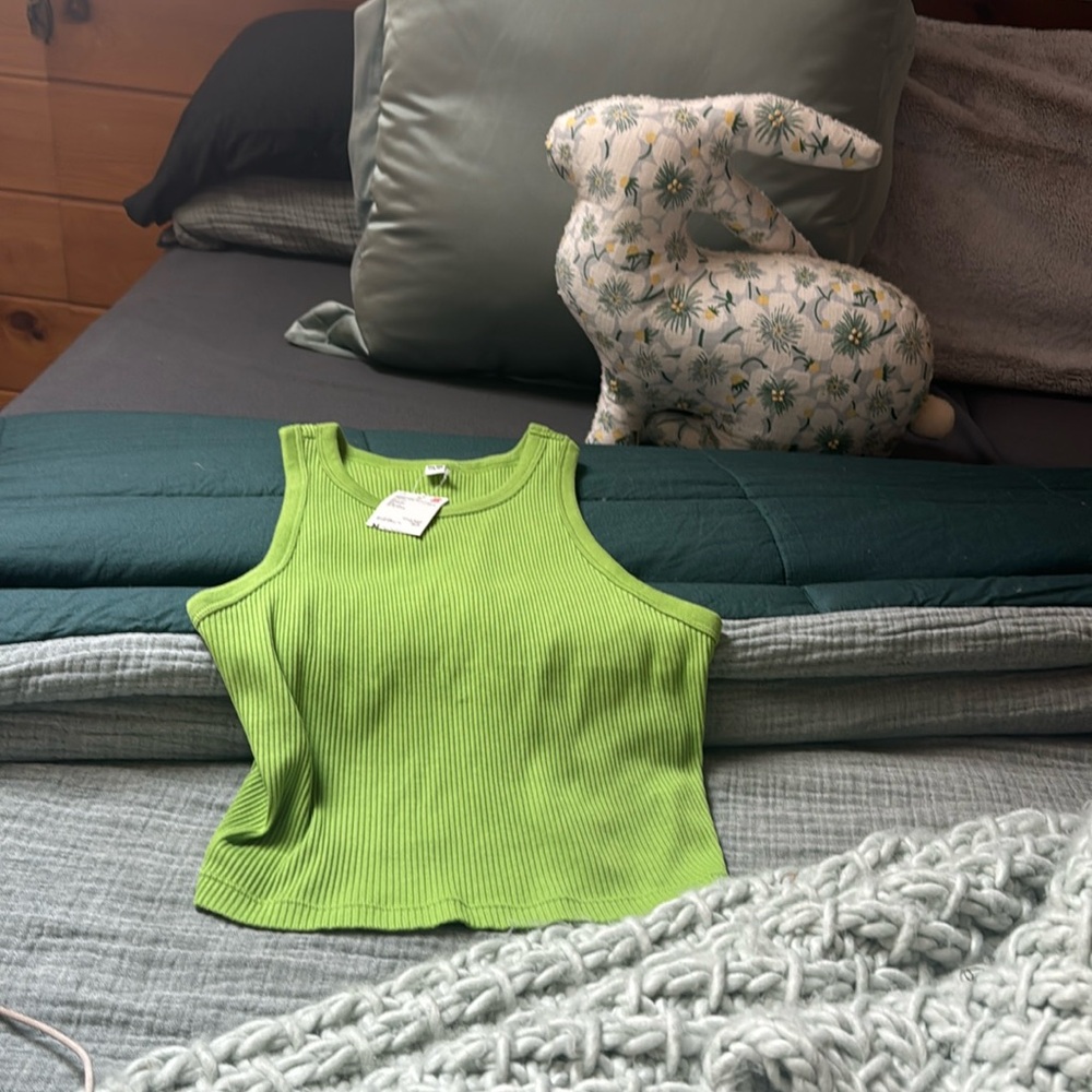 Uni Qlo NWT cropped tank m